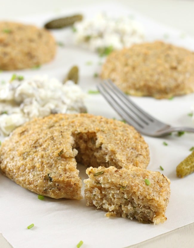 Cheesy quinoa cakes served with easy homemade tartare sauce / amuse-your-bouche.com