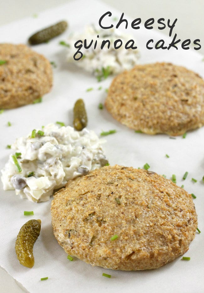Cheesy quinoa cakes served with easy homemade tartare sauce / amuse-your-bouche.com