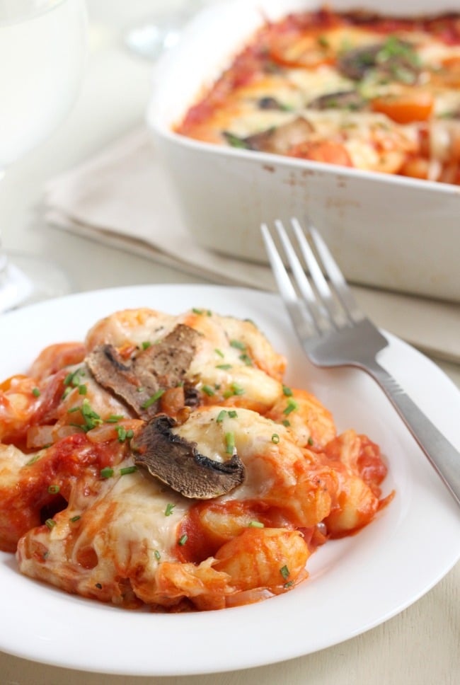 Pizza baked gnocchi - easy to customise with your favourite pizza toppings! / amuse-your-bouche.com