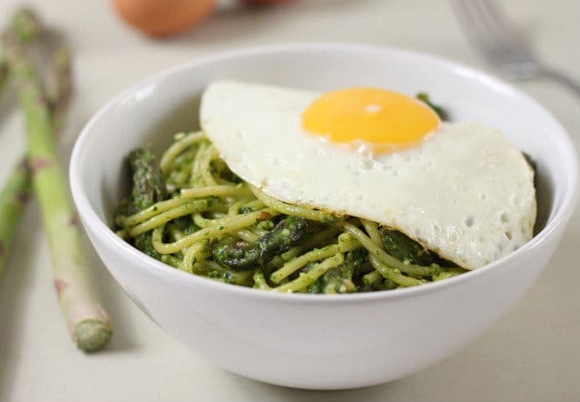Asparagus spaghetti with a fried egg - simple, cheap, delicious!