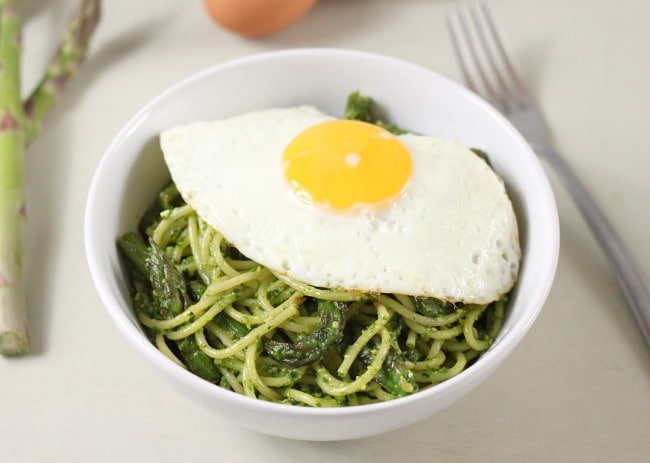 Asparagus spaghetti with a fried egg - simple, cheap, delicious!