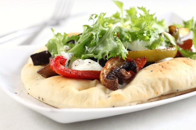 Curried vegetable flatbread with Greek yogurt - an easy and healthy lunch!
