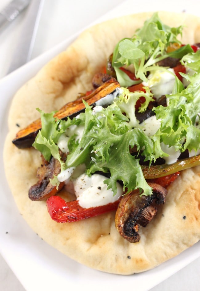 Curried vegetable flatbread with Greek yogurt - an easy and healthy lunch!