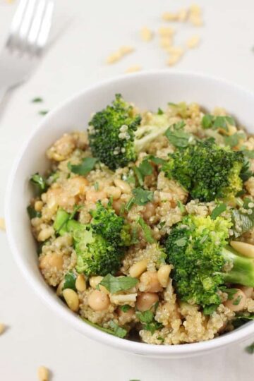 Garlicky quinoa bowls with broccoli and chickpeas - Easy Cheesy Vegetarian