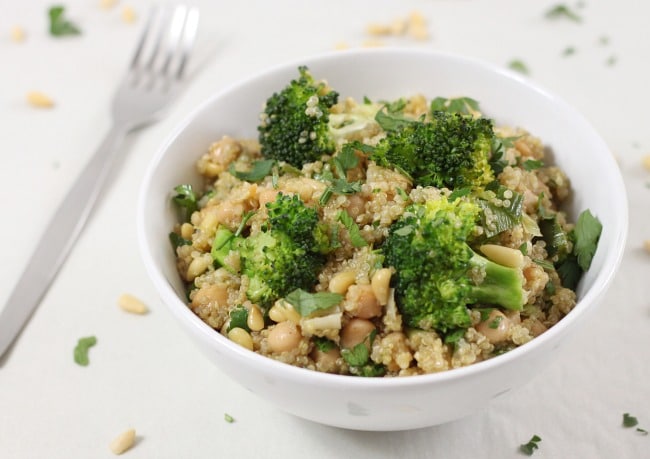 Garlicky quinoa bowls with broccoli and chickpeas - never thought I would be this excited over such a healthy vegan recipe! This was DELICIOUS!