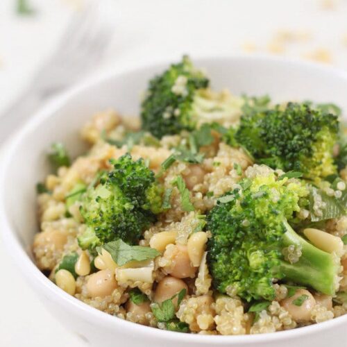 Garlicky quinoa bowls with broccoli and chickpeas - Easy Cheesy Vegetarian