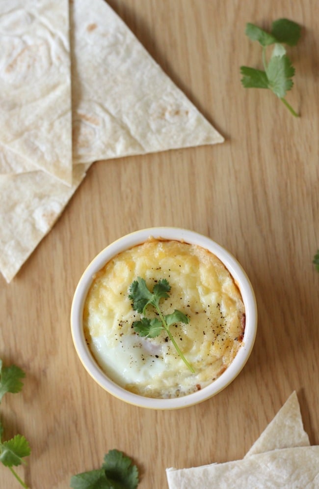 Enchilada baked eggs - just 5 ingredients and 15 minutes in the oven for a healthy, tasty breakfast!