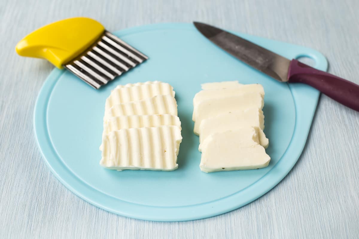 Halloumi cheese cut with a knife, and with a crinkle cutter.