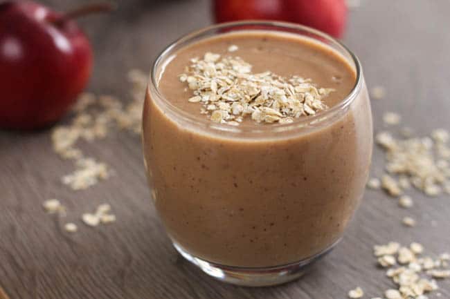 Healthy apple crumble smoothie - this healthy breakfast smoothie tastes just like my favourite apple crumble (but there's no added sugar!)