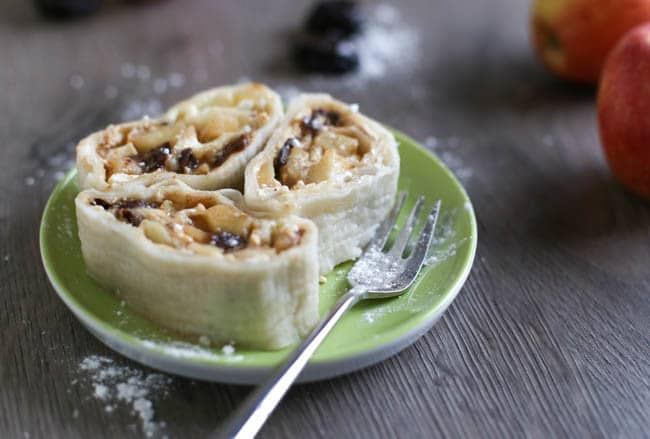 Slovenian štruklji is a really easy dessert - boiled dumplings rolled up with tasty spiced apples, prunes or raisins, and cottage cheese. This is a hugely popular dish in Slovenia but it's really easy to make at home too!