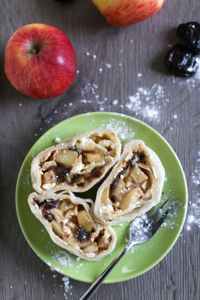 Slovenian štruklji is a really easy dessert - boiled dumplings rolled up with tasty spiced apples, prunes or raisins, and cottage cheese. This is a hugely popular dish in Slovenia but it's really easy to make at home too!