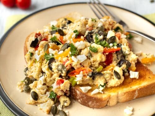 https://www.easycheesyvegetarian.com/wp-content/uploads/2016/01/mediterranean-scrambled-eggs-featured-1-500x375.jpg