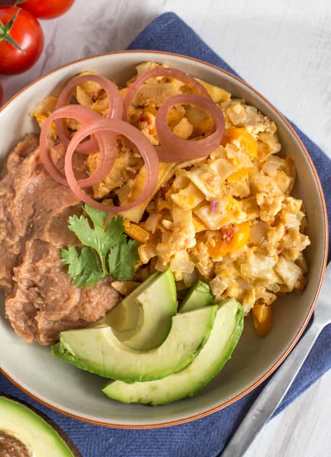 Easy vegetarian migas - a Tex Mex breakfast dish that's basically scrambled eggs with veggies and pieces of crispy tortilla. So tasty!