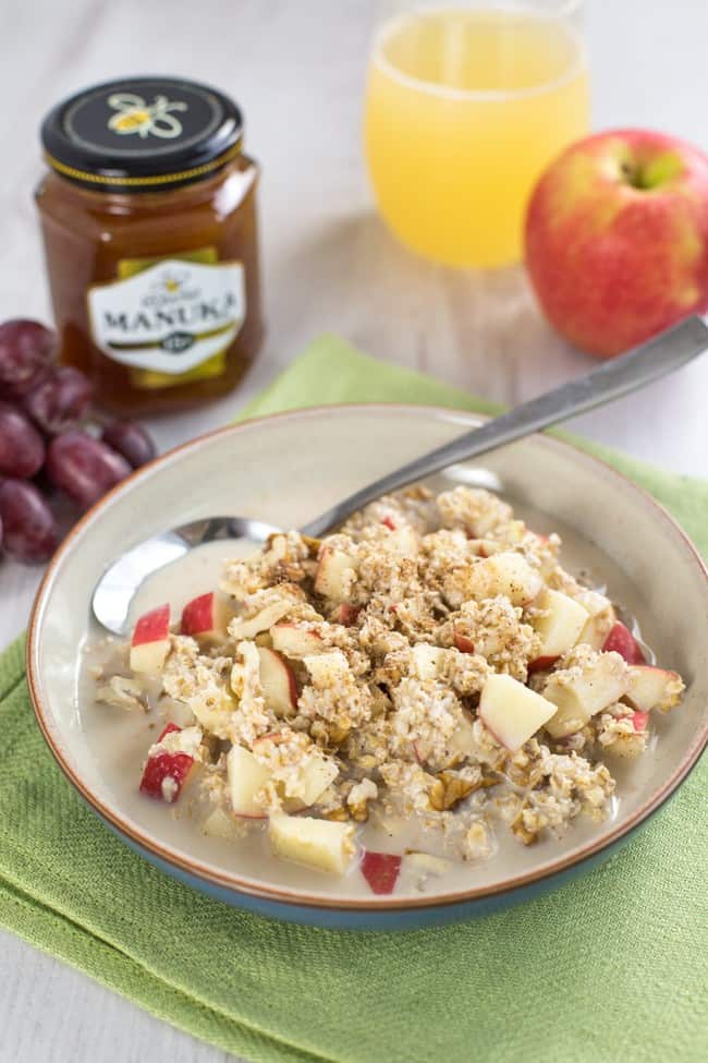 Apple pie overnight oats - the perfect healthy grab-and-go breakfast. With fresh apple, walnuts and cinnamon to make it taste like dessert!