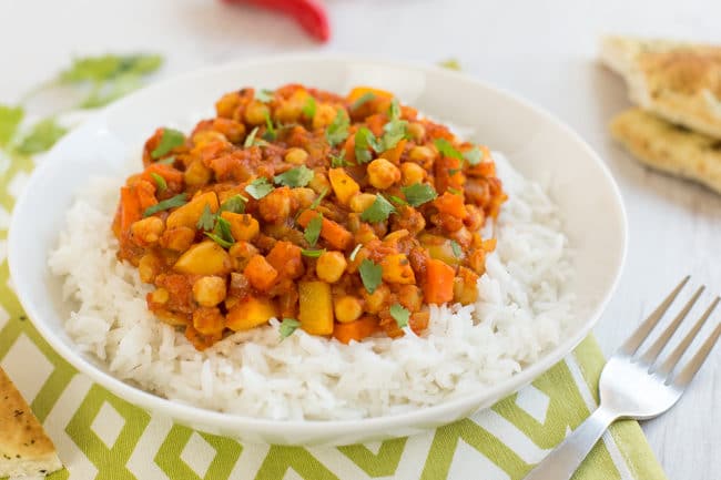 Mango chickpea curry - this easy vegan curry has fresh mango blended right into the sauce, which gives a beautiful fruity sweetness! Vegetarian, vegan, gluten-free.