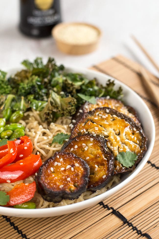 Roasted edamame noodle bowls with miso roasted aubergine - these are SO GOOD! That miso roasted aubergine seriously melts in your mouth. Such a lovely combination of flavours and textures in this vegetarian dinner bowl.