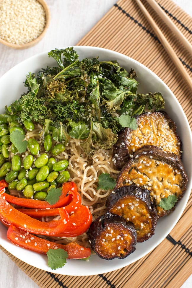 Roasted edamame noodle bowls with miso roasted aubergine - these are SO GOOD! That miso roasted aubergine seriously melts in your mouth. Such a lovely combination of flavours and textures in this vegetarian dinner bowl.