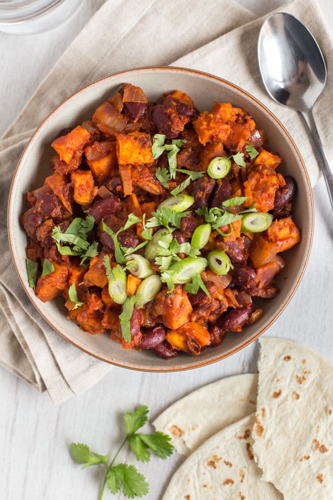 Kidney bean and sweet potato chilli - crispy roasted sweet potatoes with kidney beans and a rich, sweet and spicy tomato sauce. The perfect comforting vegan / vegetarian autumn dinner!