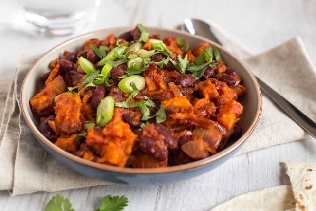 Kidney bean and sweet potato chilli - crispy roasted sweet potatoes with kidney beans and a rich, sweet and spicy tomato sauce. The perfect comforting vegan / vegetarian autumn dinner!