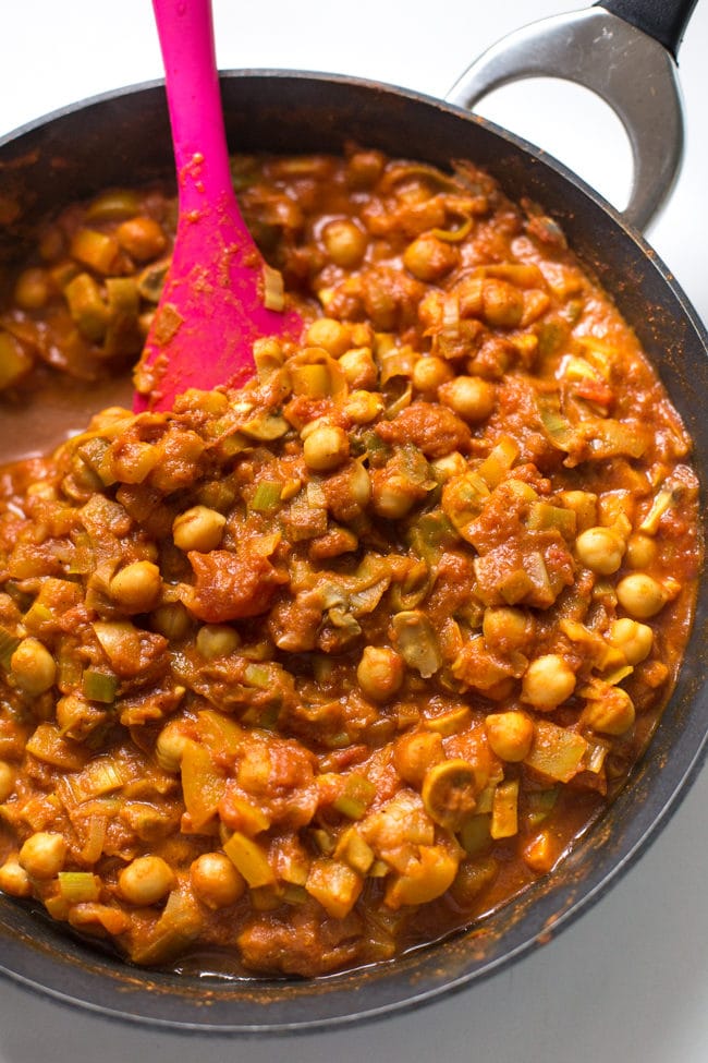 15 minute creamy chickpea curry - an easy vegetarian curry in record time! Perfect student food.