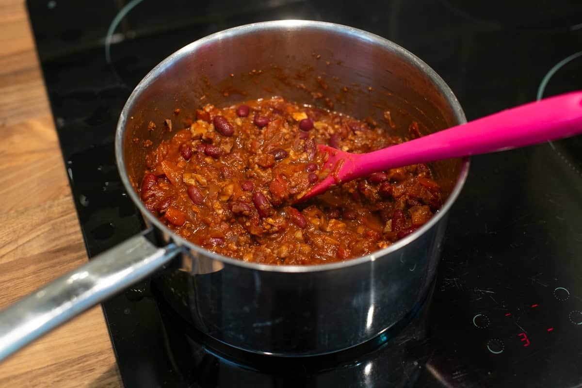 Easy vegetarian chilli in a saucepan.